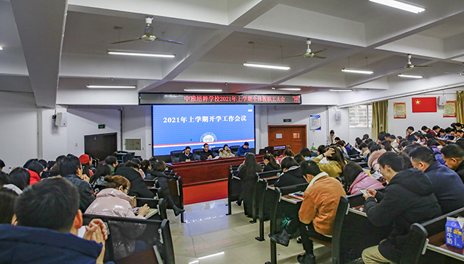 春暖花开春满园，扬鞭奋蹄绘新篇