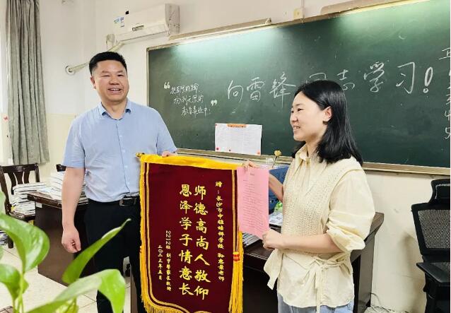 表扬，她深夜步行一小时为学生买药